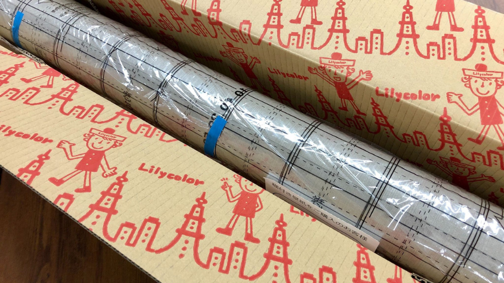 初心者の方でも張り替えやすい!リリカラの「のり付き壁紙」とは?